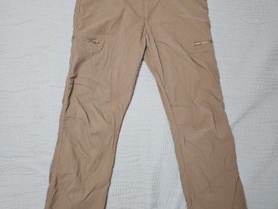 Wrangler Men's Outdoor All Terrain Cargo Pant with UPF 50+ Protection - Size 32/30 - 2 different shades of khaki