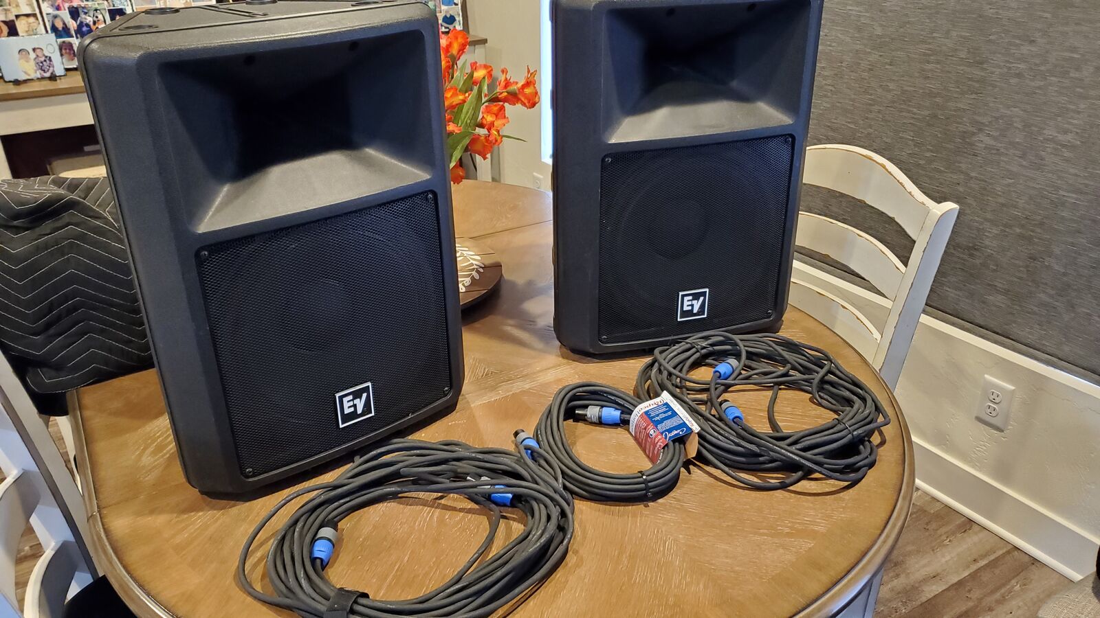 2 EV Sx300 Speakers, 1 Crown XS700 Power Amp, 2 Tripods with case + cables