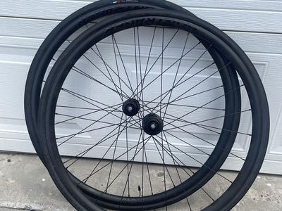 Bontrager Paradigm Wheelset + R1 700×32 Tires – Smooth Commuter Setup