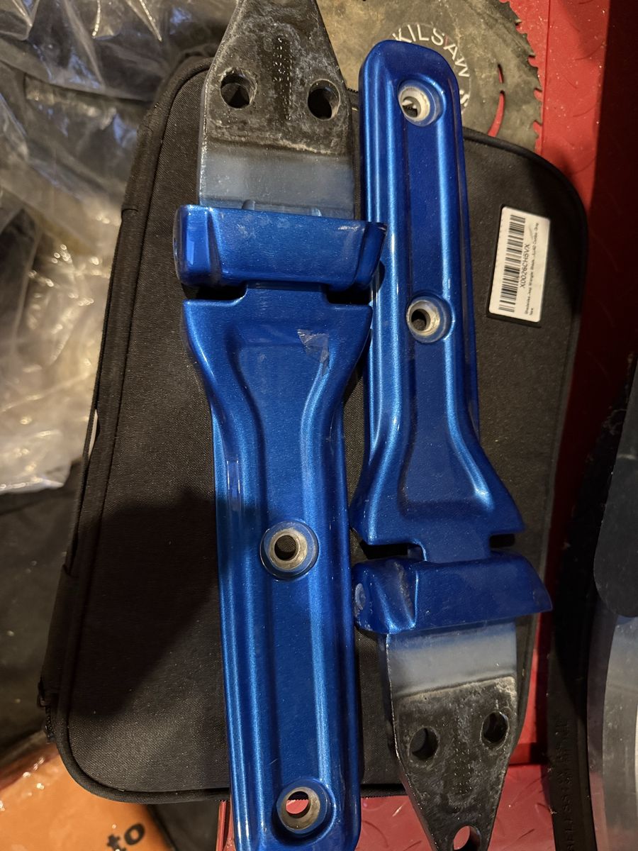 2022 Jeep Hydro Blue Tailgate Hindges