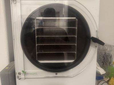Large Harvest Right freeze dryer with Pump and accessories. May need compressor looked at.