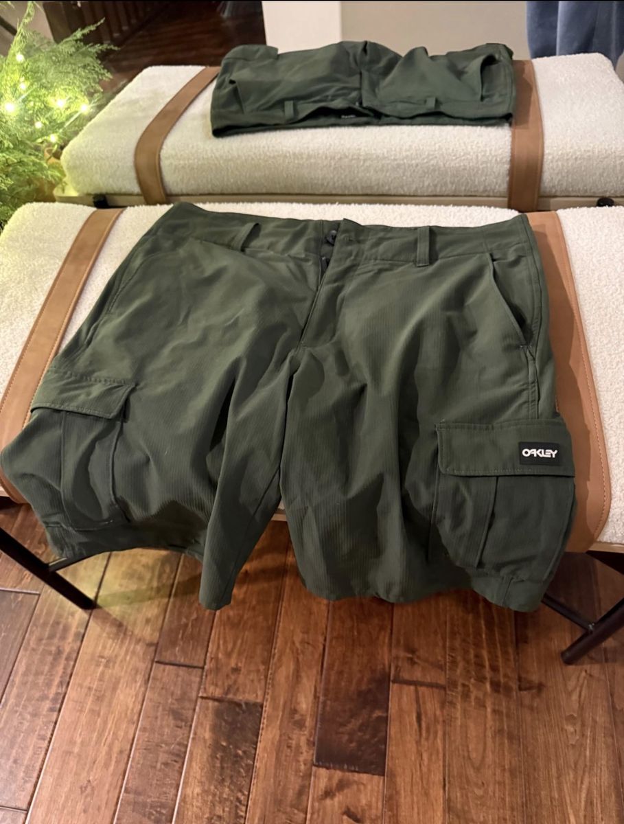 Oakley Green Cargo Shorts Regular Fit Size 32