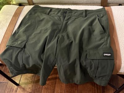 Oakley Green Cargo Shorts Regular Fit Size 32