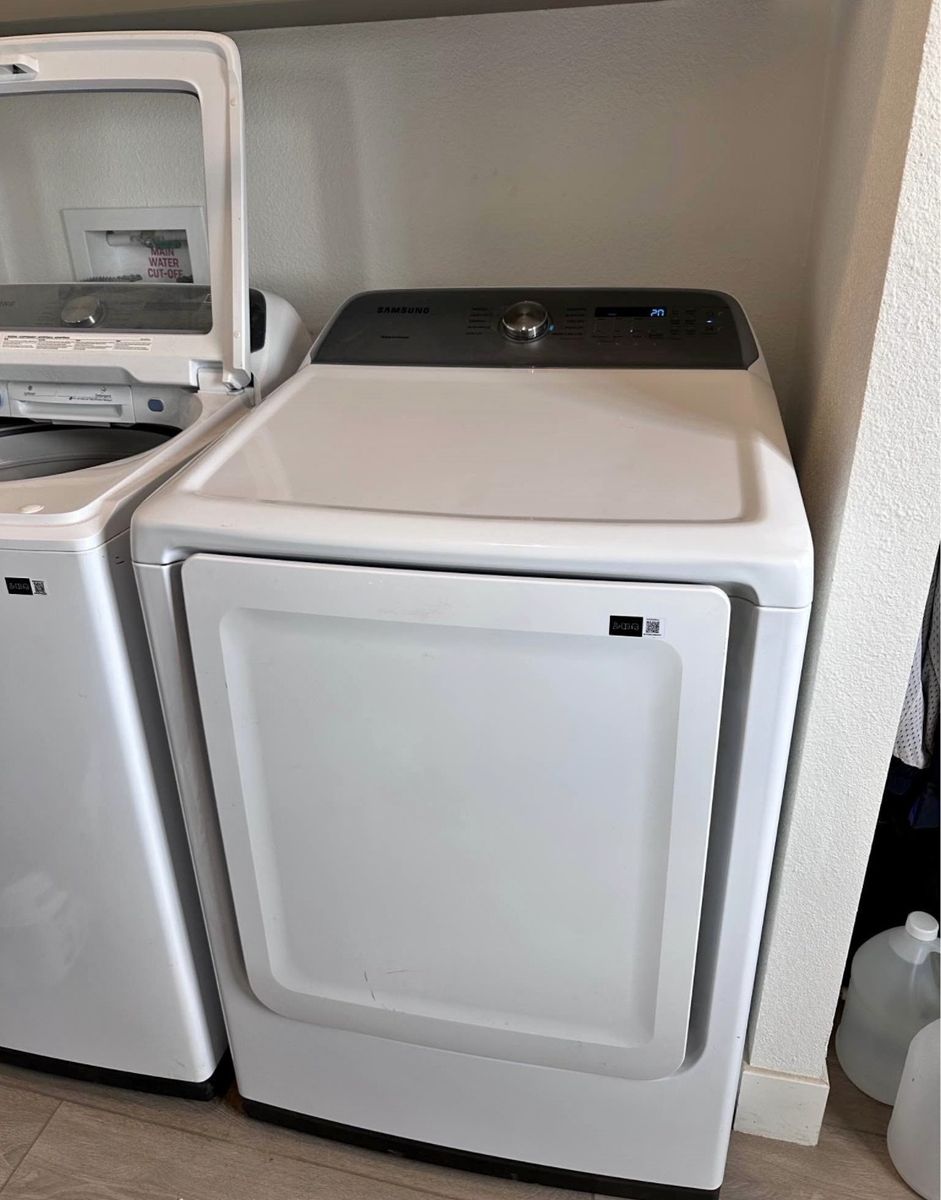 *Like New* Samsung White Electric Dryer with Moisture Sensor & Smart Care (STILL UNDER WARRANTY!)