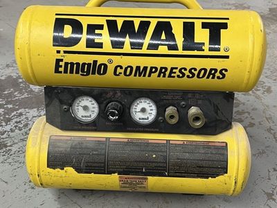 DEWALT D55152 4 Gallon compressor