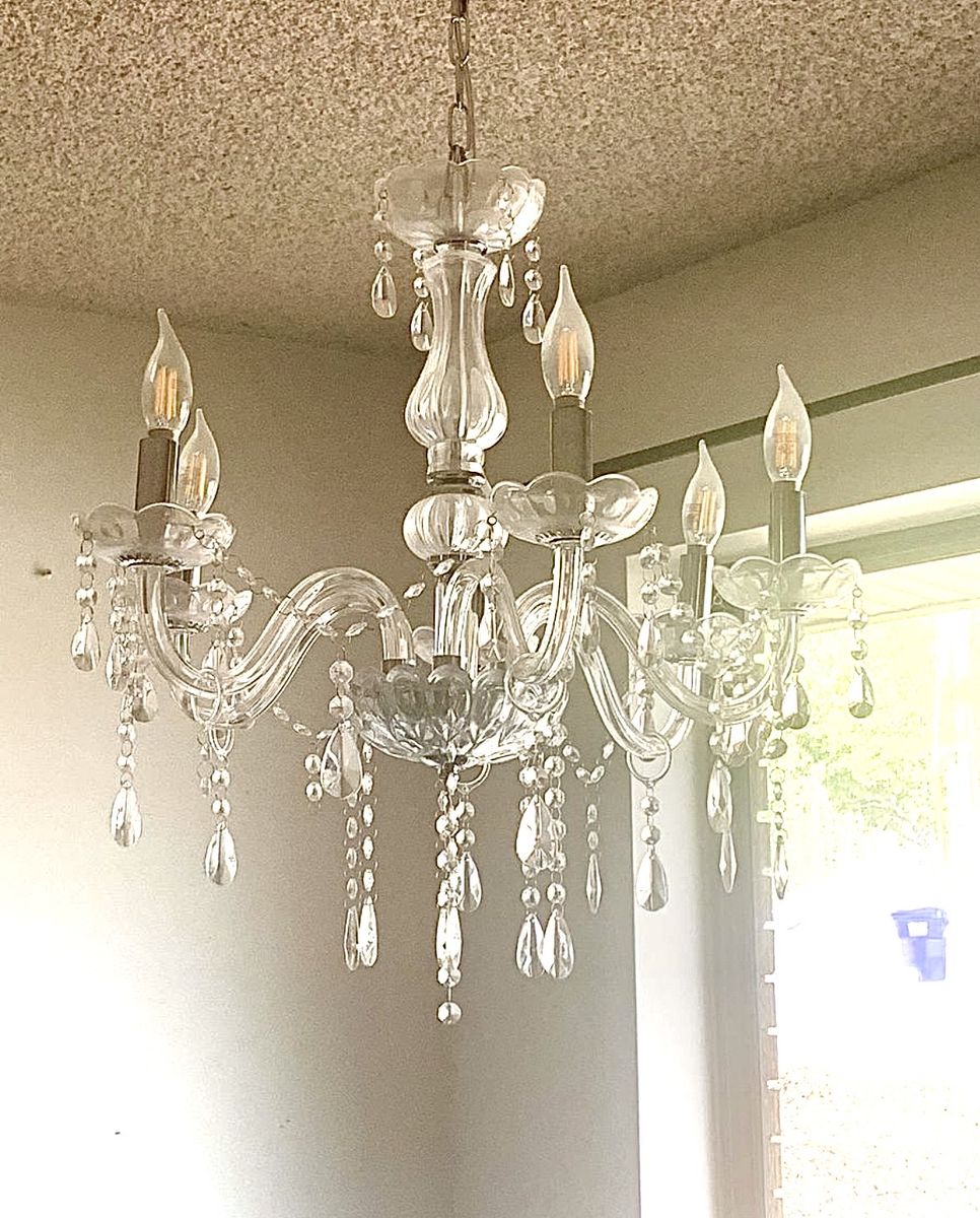 *PRICE DROP* BEAUTIFUL CHANDELIER