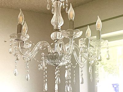 *PRICE DROP* BEAUTIFUL CHANDELIER