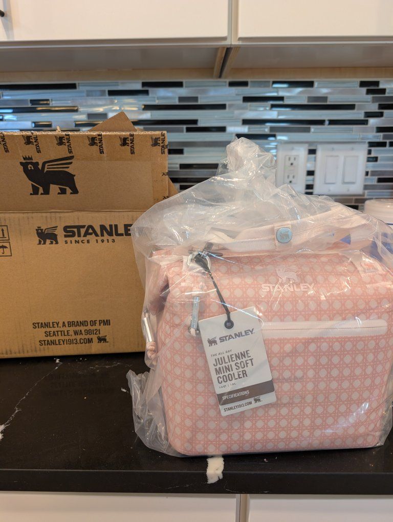 Stanley Julienne Mini Soft Cooler Bag, 7.4 Qt rose quartz color, New with Tags