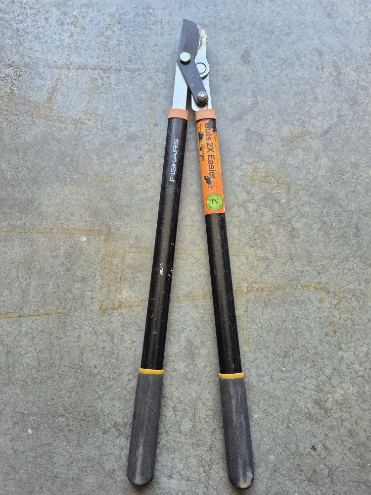 Fiskars PowerGear Lopper Tree Pruner 1.5" Capacity Gardening Tool