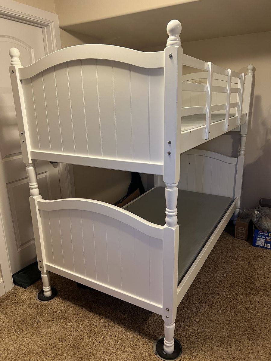 Bunkbed, mattress, zipper blanket.
