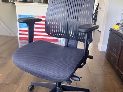 OM Seating Truly Ergonomic Office Chair with Adjustable Lumbar Support & Armrests - Excellent Condition