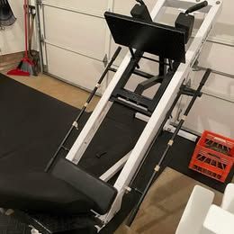Body Solid SQUAT / HACK SQUAT MACHINE