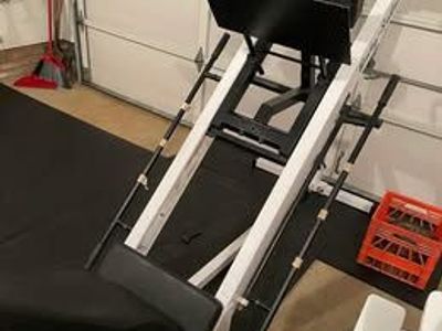 Body Solid SQUAT / HACK SQUAT MACHINE