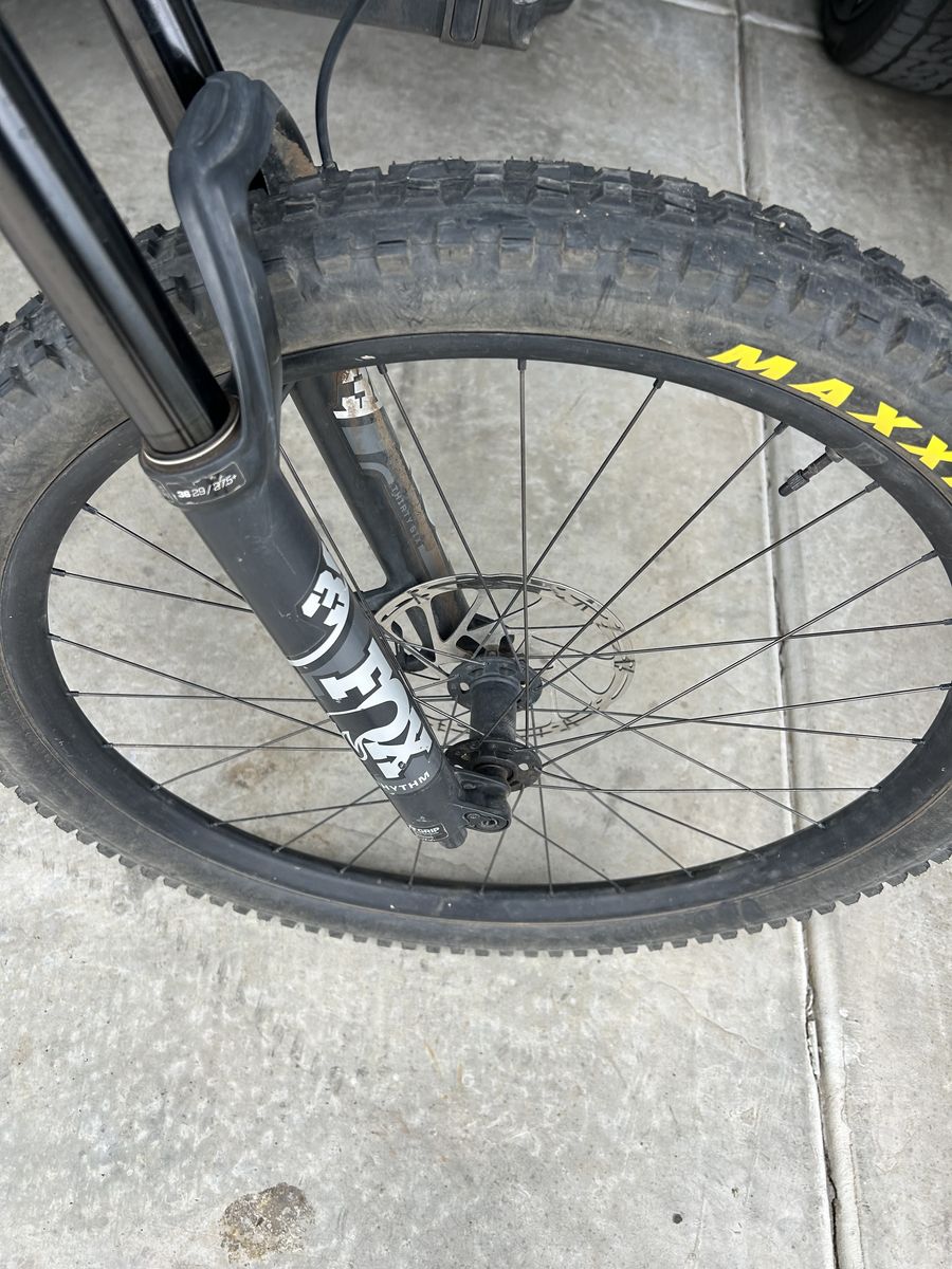 Specialized S4 - Carbon Fiber Mountain Bike, Pedals and water bottle cage - Included