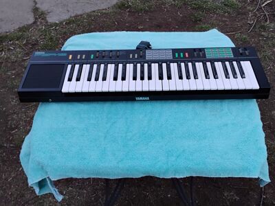 Yamaha PSR12 Keyboard