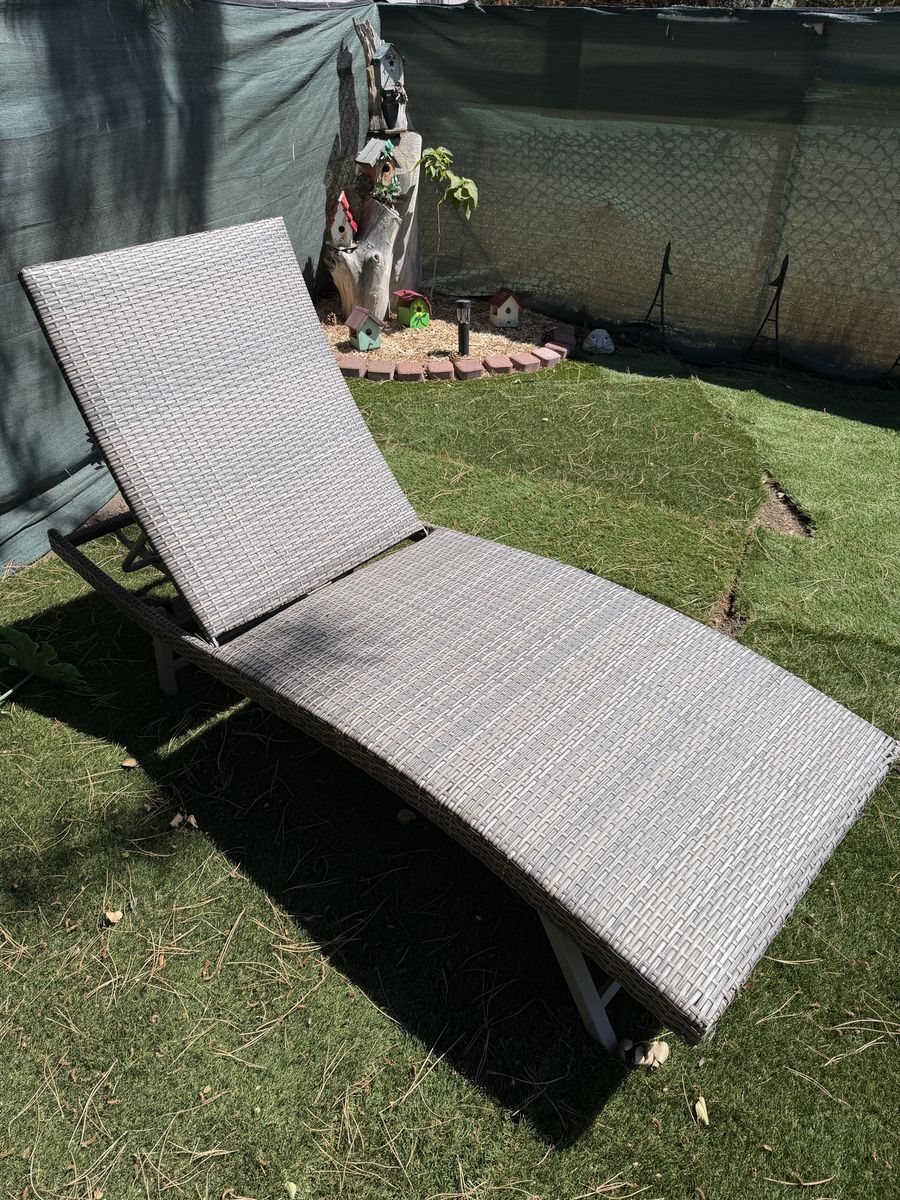 Set of 2 Gray Wicker Outdoor Patio Chaise Lounge Chairs