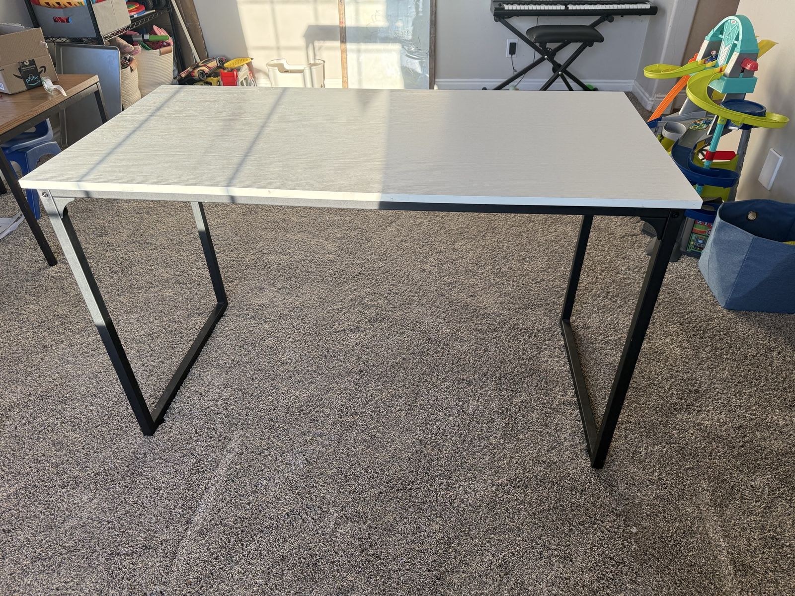 White desk / table