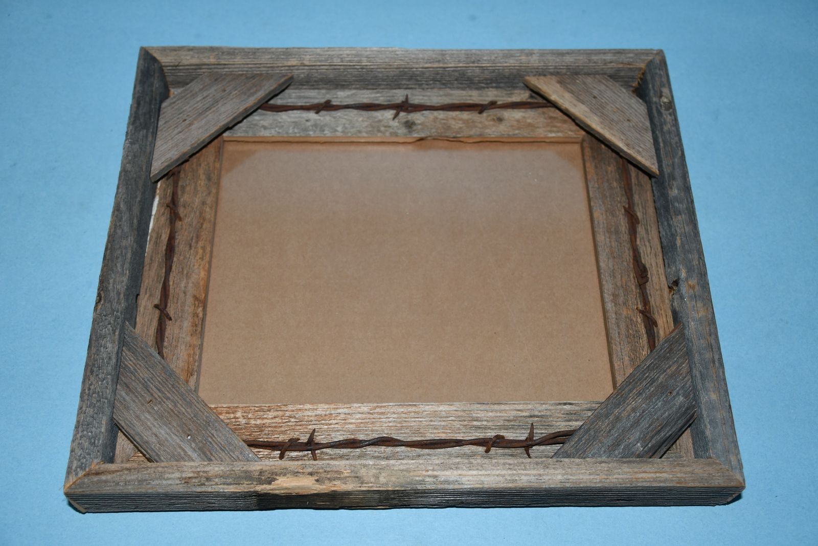 WESTERN PICTURE FRAME ~ BARN WOOD ~ BARB WIRE ~ 11.5" x 13.5" FRAME ~ HOLDS  8" x 10" PICTURE ~ HANGERS ~ VERY NICE!"