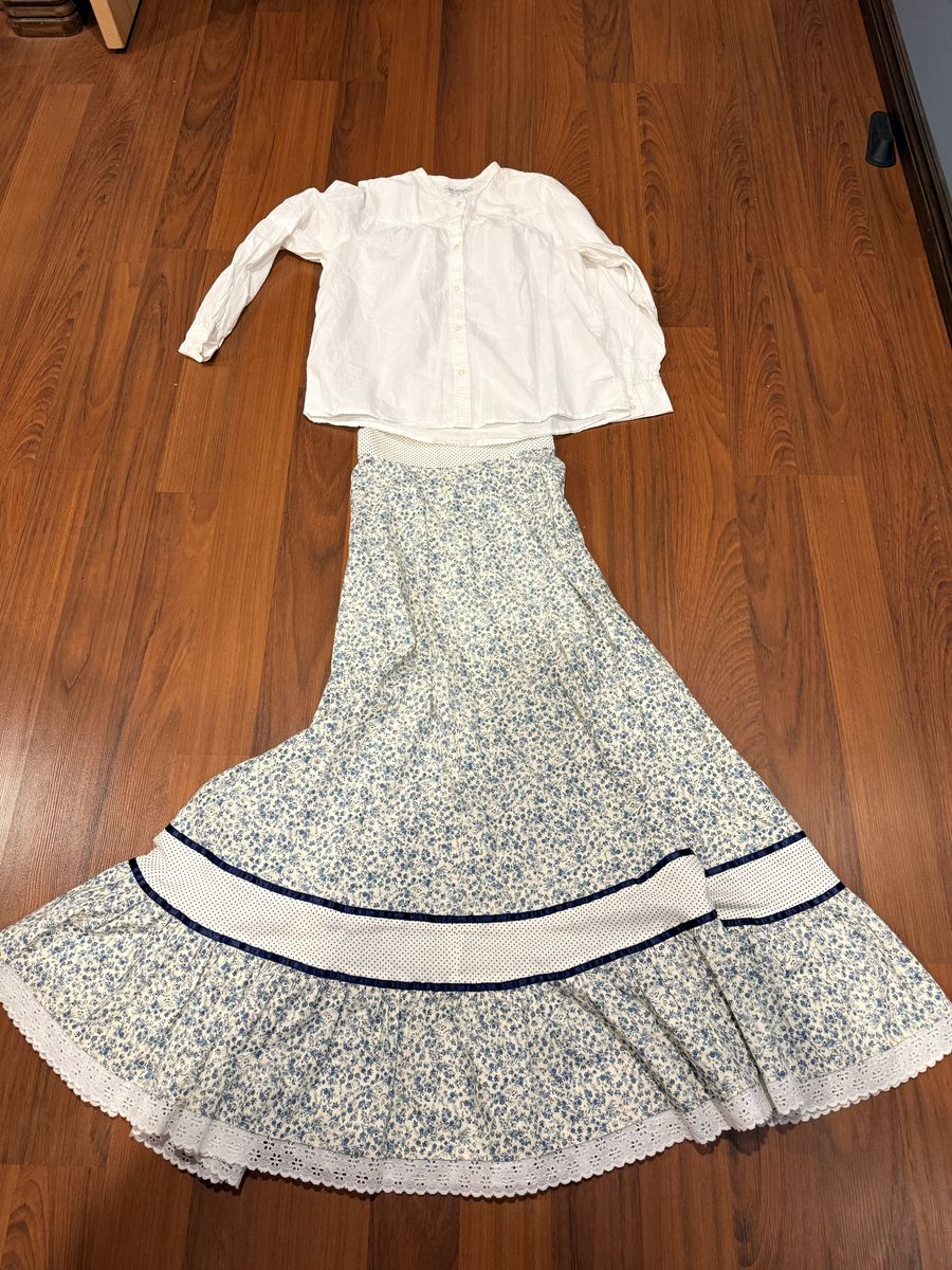 Women’s Trek Clothing Size 2 or XS pioneer clothin