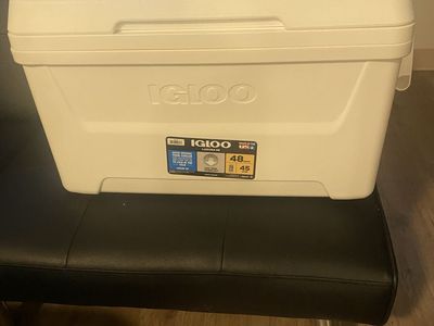 IGLOO. COOLER. 48 Quarts. 75 cans