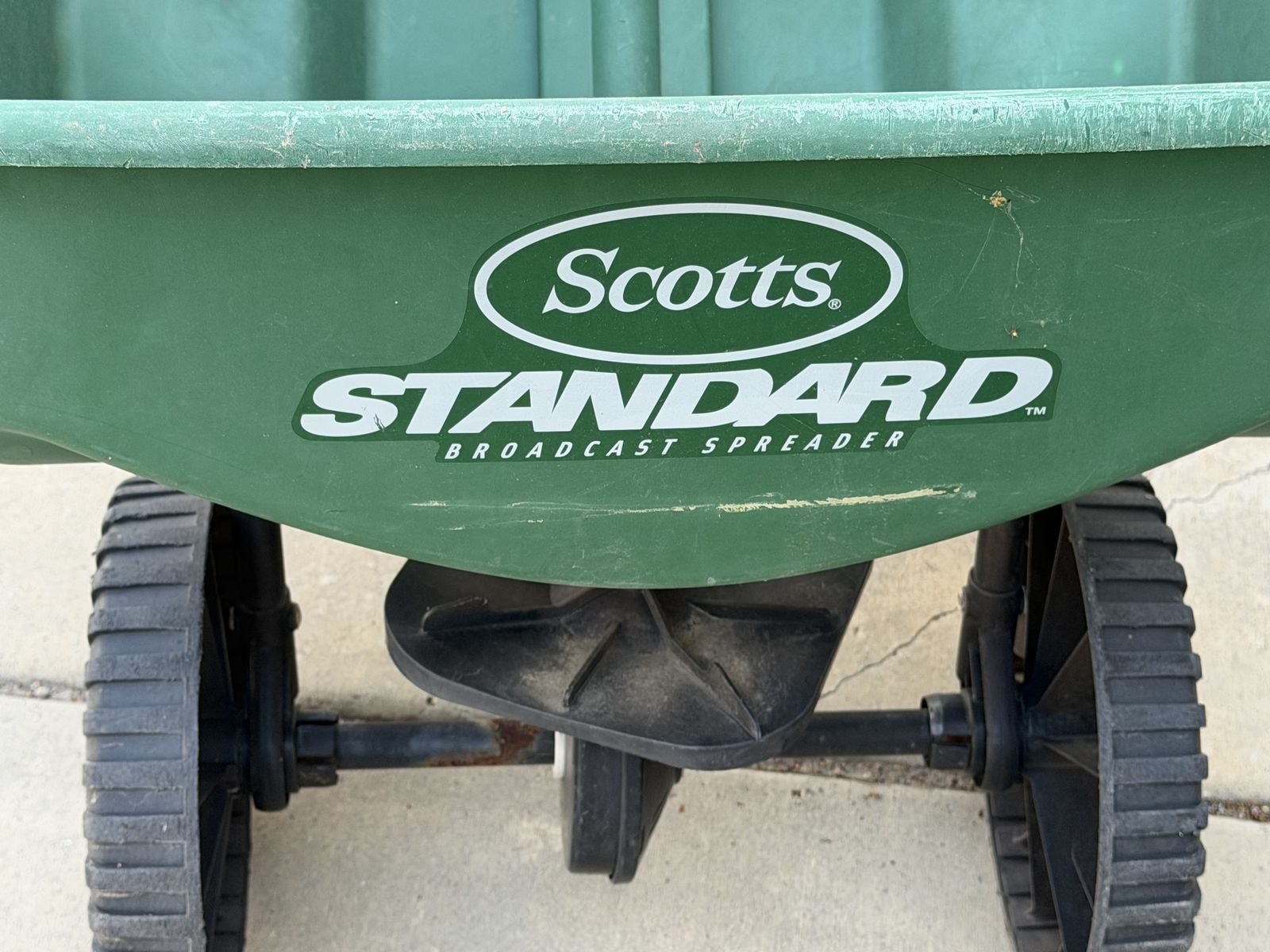 Scotts Standard Broadcast Spreader - Green Lawn Fertilizer Seed Spreader