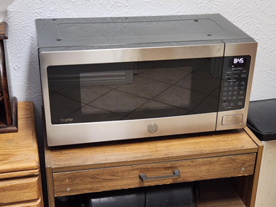 New in box GE 1.1 Cu Ft Countertop Microwave