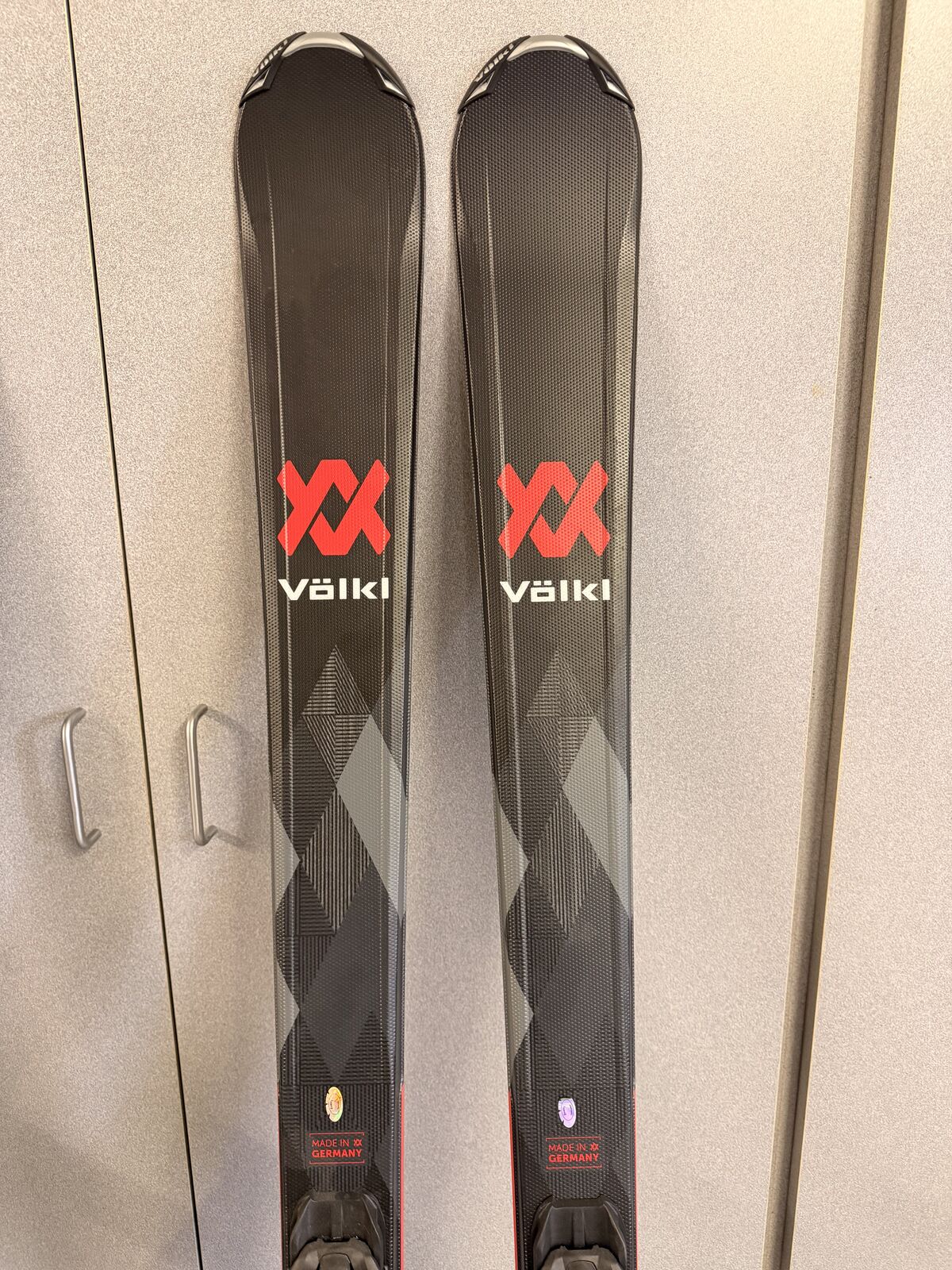 Volkl Deacon X Skis 160 cm Skis With vMotion 10 GripWalk Bindings
