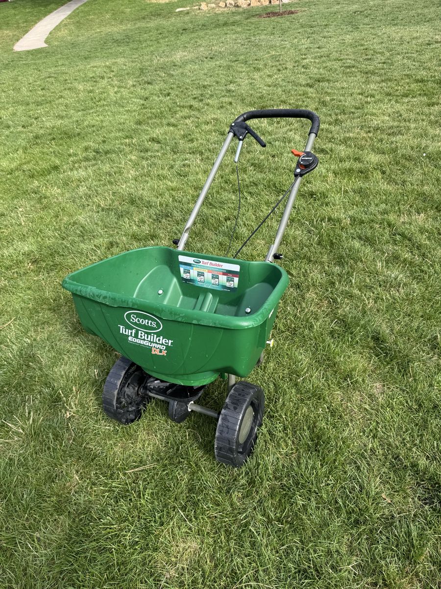 Scotts Turf Builder EdgeGuard DLX Broadcast Spreader