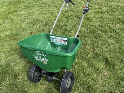 Scotts Turf Builder EdgeGuard DLX Broadcast Spreader
