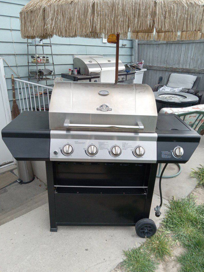 Grill Master 4 Burner Propane Grill W/ Side Burner