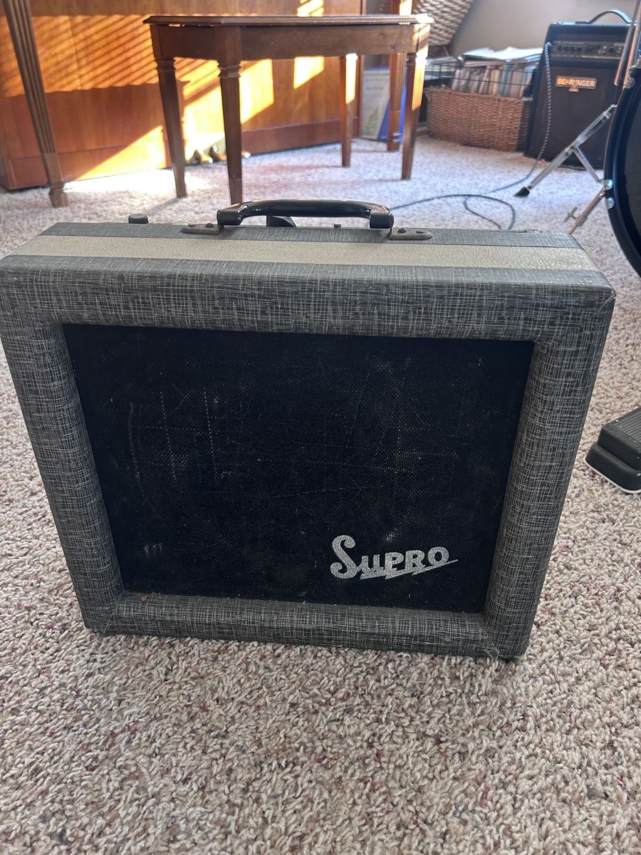 Vintage Guitar Amp and Pedals