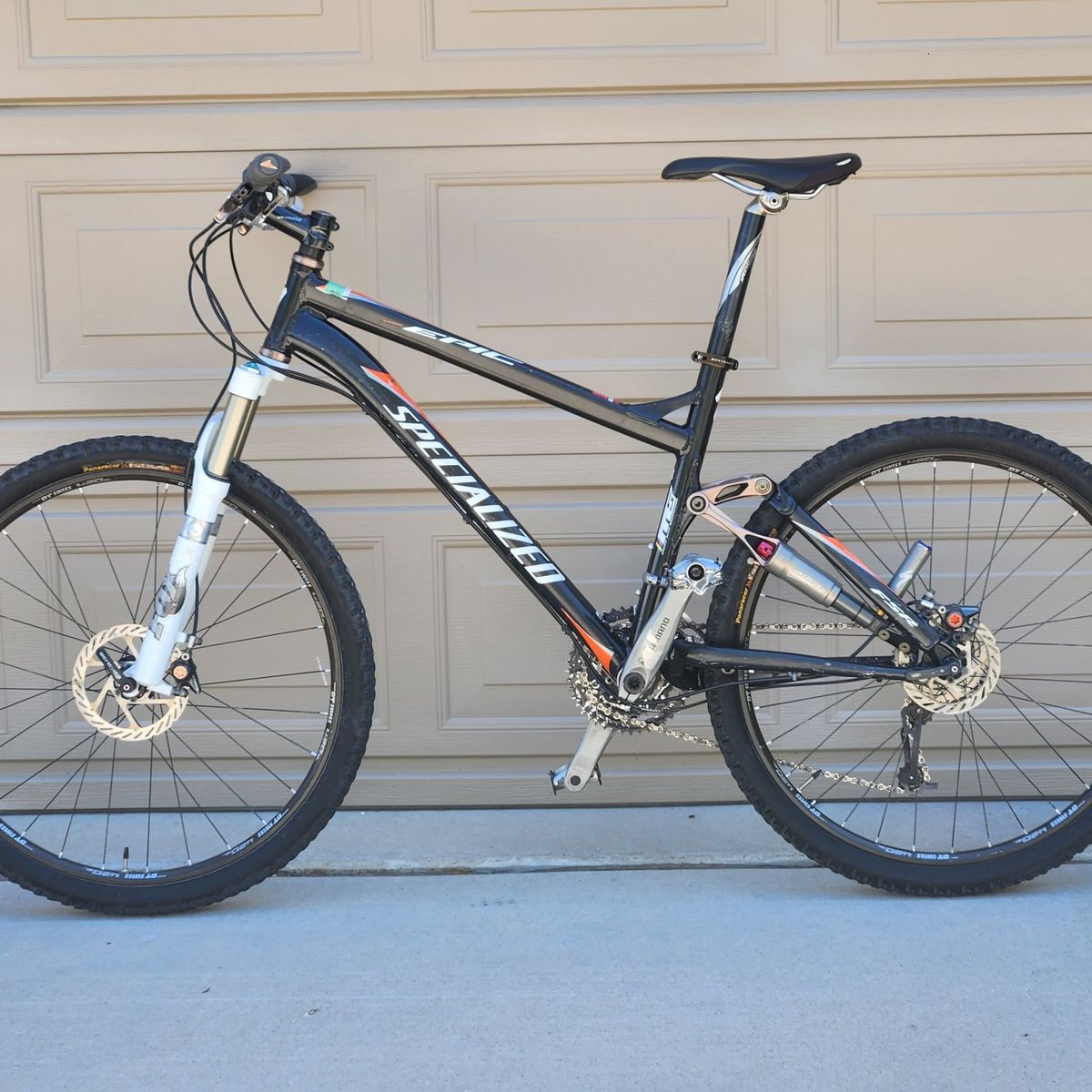 Specialized Epic Expert Bike with Brain Medium