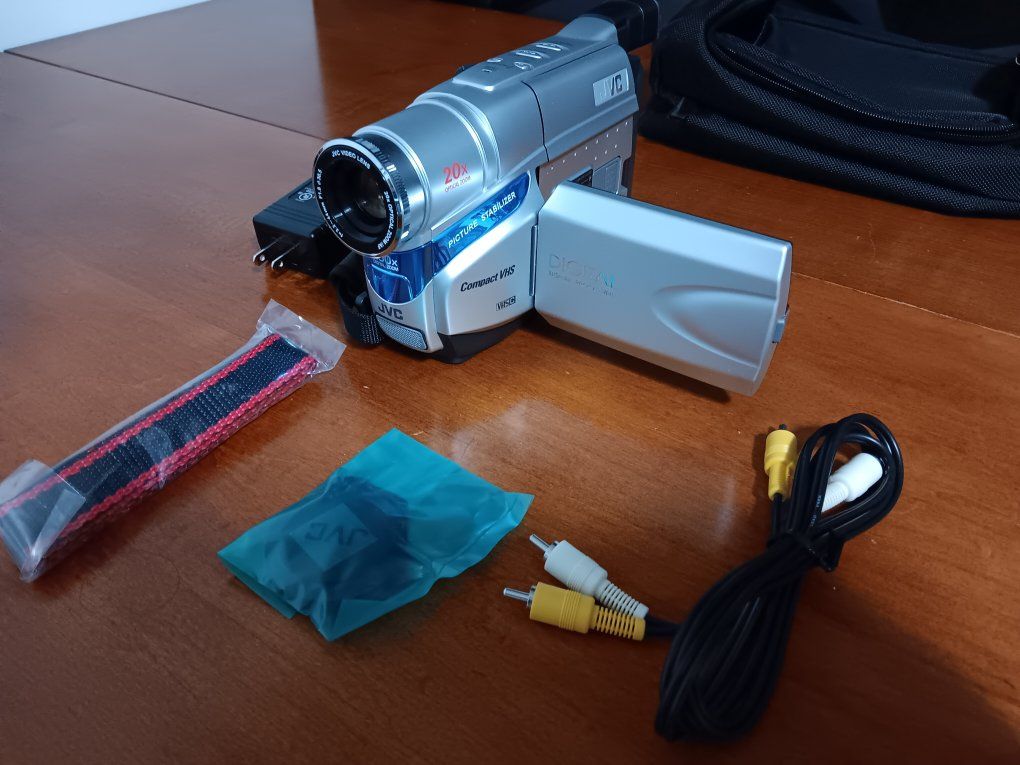 Vintage JVC GR-AXM18U Compact VHS-C Camcorder 20x