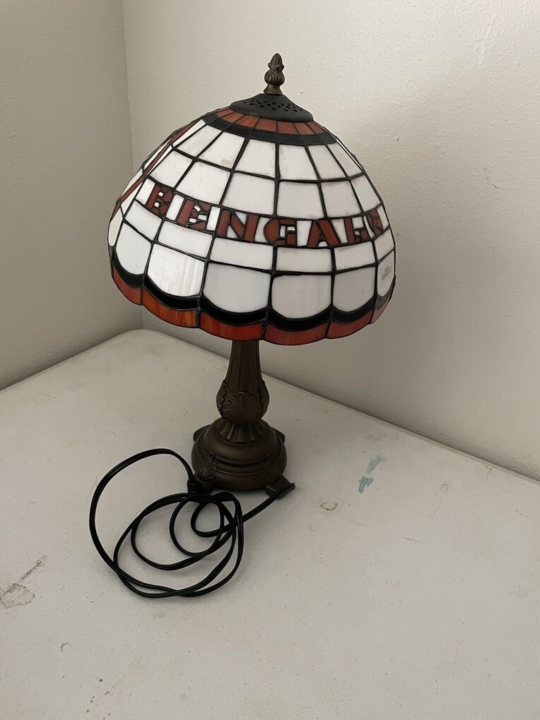 Beautiful Tiffany-Style Stained Glass Lamp -