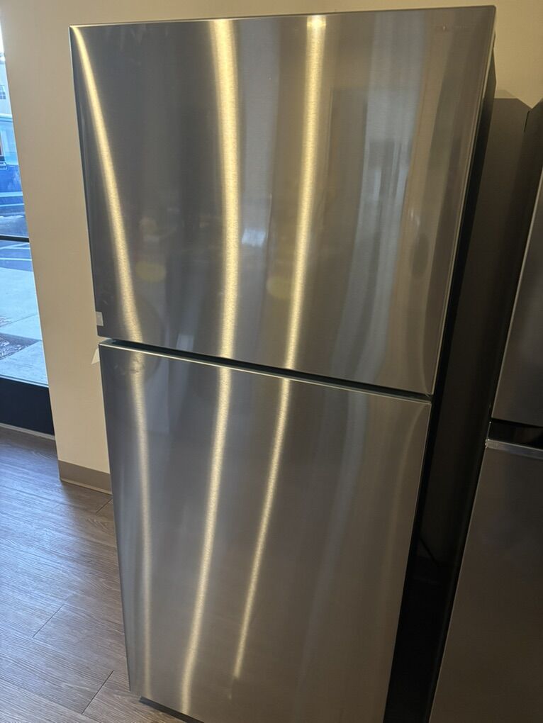 New 28 in. Wide 18cu.ft Refrigerator