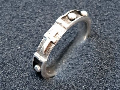 Silver Rosary Ring w/raised borders - Stamped 925 - Size 7.5 /2.2 grams