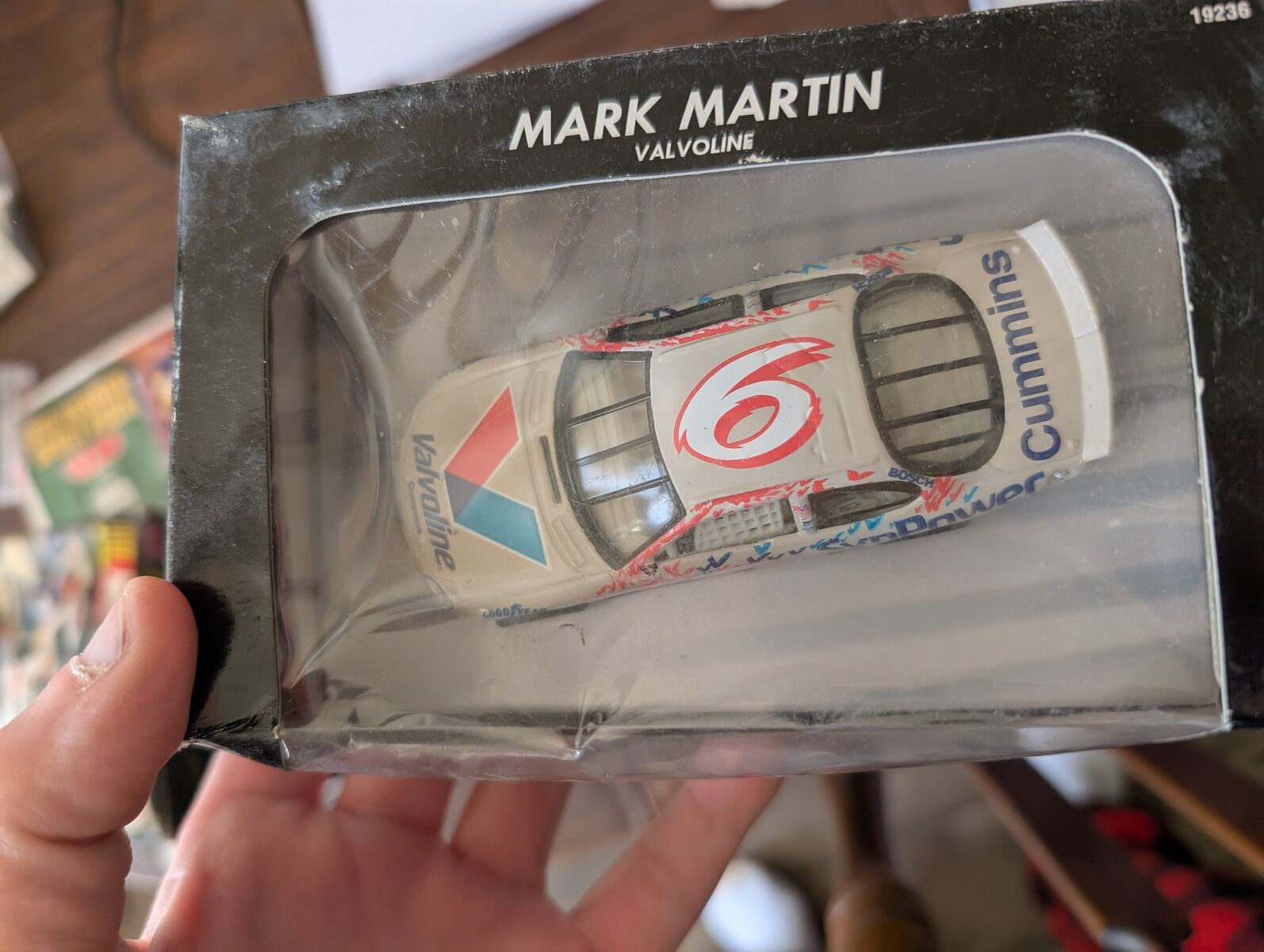 Team Hot Wheels Racing Mark Martin Valvoline Ford Taurus 1 64 scale diecast