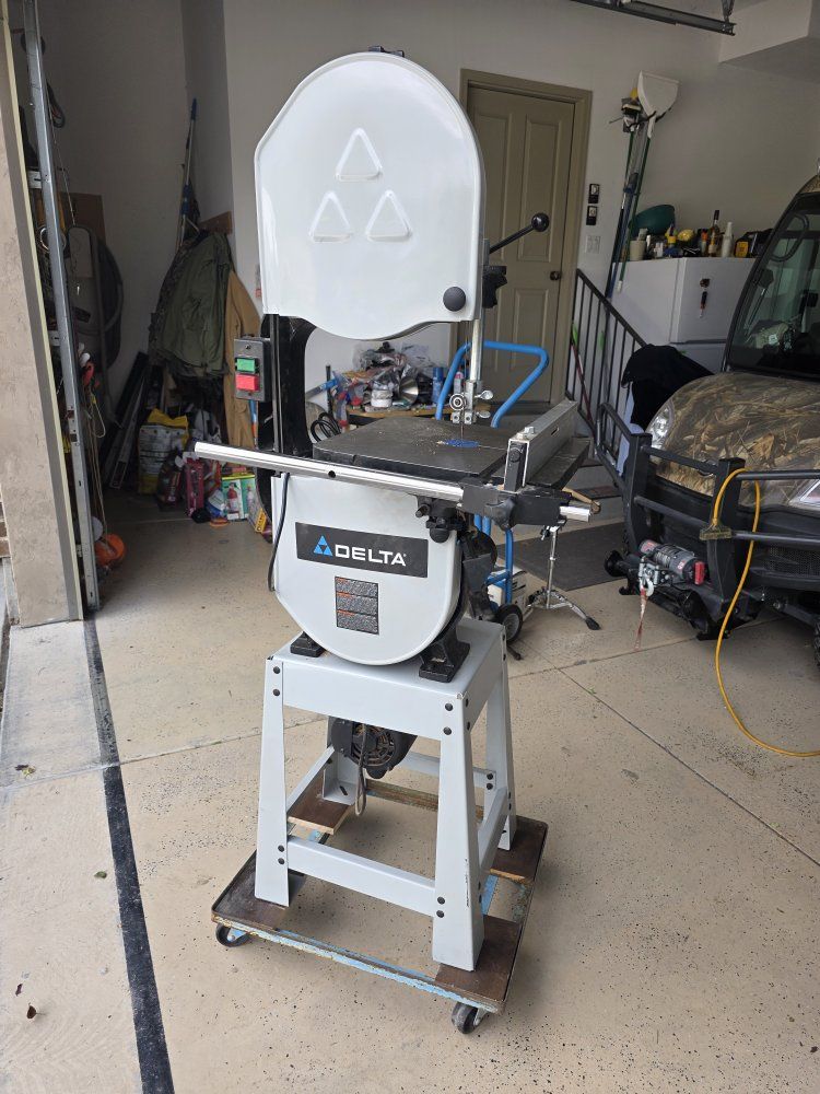 Delta 14-Inch Bandsaw with Stand and Rip Fence