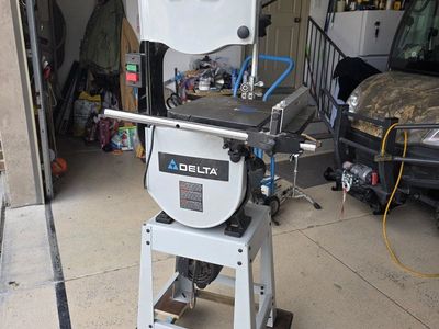 Delta 14-Inch Bandsaw with Stand and Rip Fence