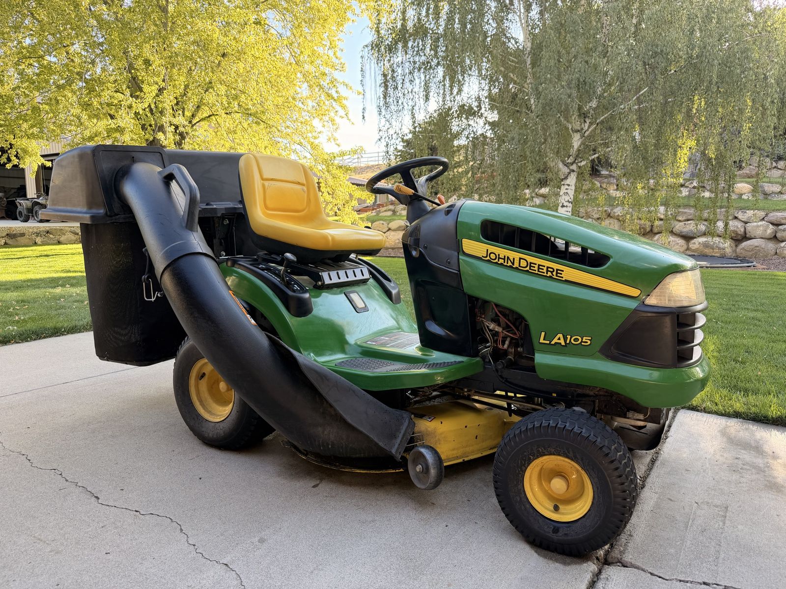 John Deere LA105 Riding Lawn Mower