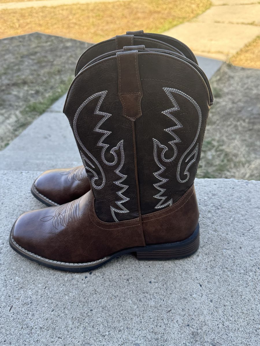 IUV Cowboy Boots For Men with Wide Square Toe Western Retro Boot Durable. Size 9.5