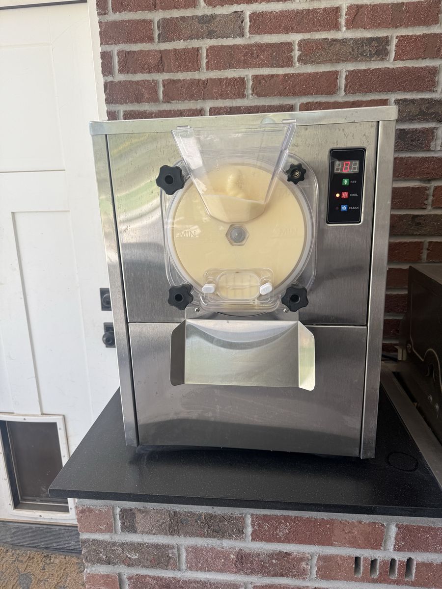Frozen yogurt gelato ice cream machine