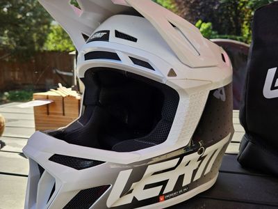 **Brand New** LEATT MTB 8.0 Full-Face MTB Helmet with Carrying Bag