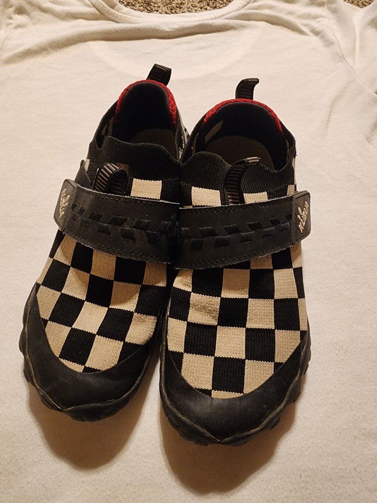 KUBUA Checkered Water Shoes Aquasocks with Adjustable Strap, Black & tan