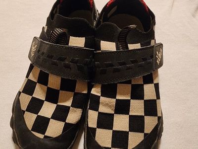 KUBUA Checkered Water Shoes Aquasocks with Adjustable Strap, Black & tan