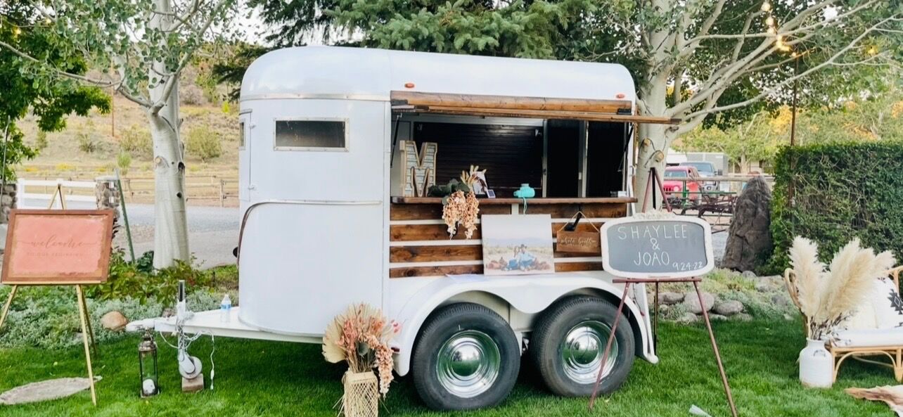 Mobile bar/serving horse trailer