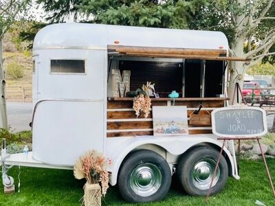 Mobile bar/serving horse trailer