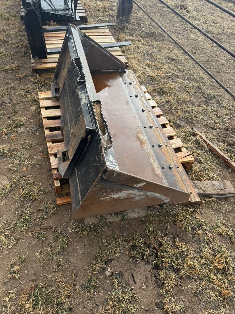 Cat 68 Skid Steer Or Compact Track Loader Bucket