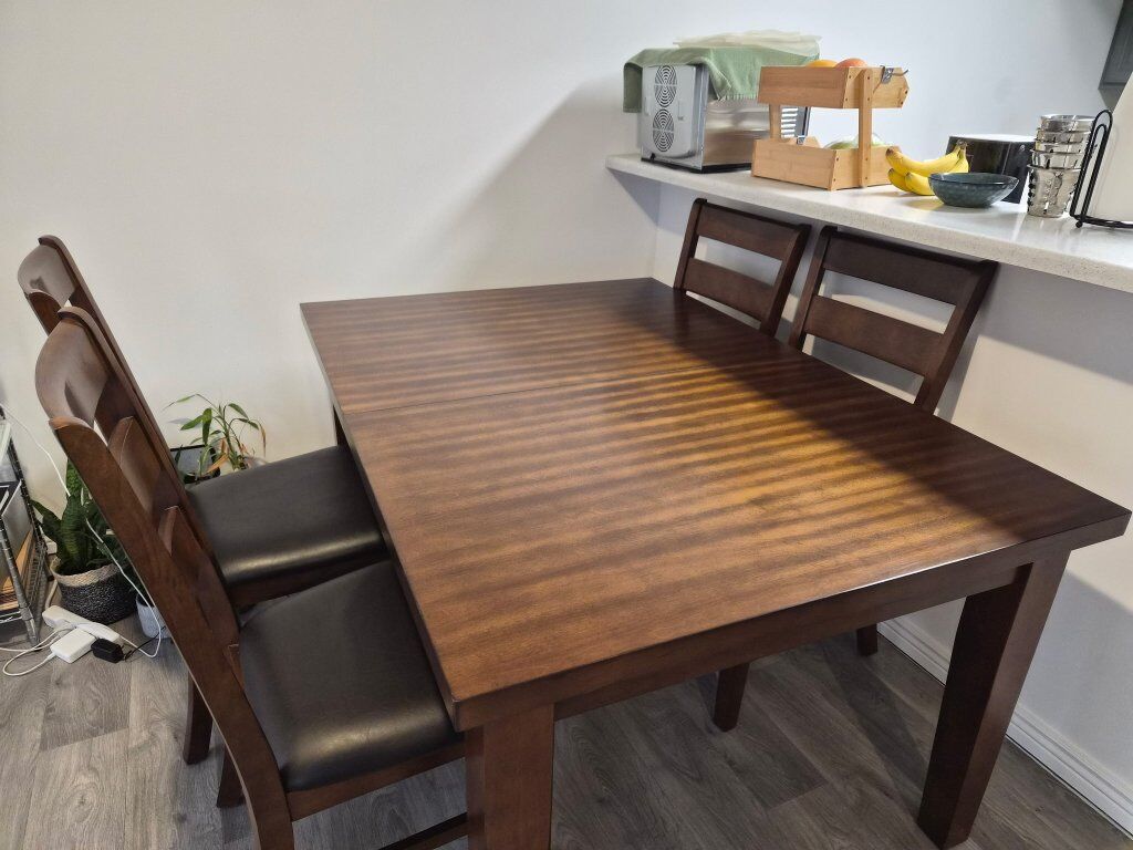 Dinner table excellent condition