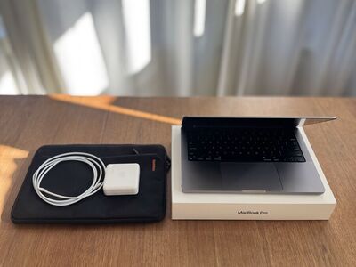 MacBook Pro 14 (M1 Pro) - 10-Core CPU / 1TB SSD - 95% Battery - MINT